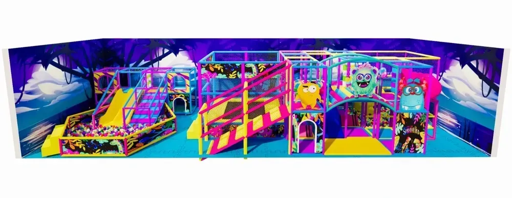 Barevné vnitřní hřiště s trampolínou, skluzavkami a kuličkovými zónami