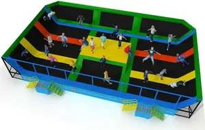Indoor trampolínový park s propojenými zónami pro zábavní centra