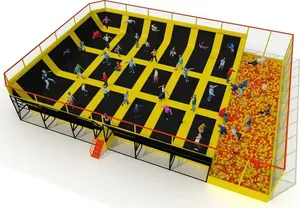 Indoor trampolínové centrum s modulární skokovou sítí a dopadovou jamou
