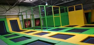 Indoor trampolínová zóna s herními prvky pro dětská centra