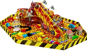 Akční vnitřní hřiště s velkým bazénem s kuličkami a skluzavkami