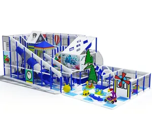 Světlé vnitřní hřiště s toddler zónou a víceúrovňovou herní částí