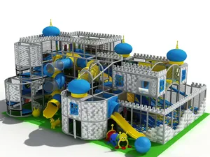 Hradní vnitřní hřiště s věžemi, skluzavkami a tunelovými prvky