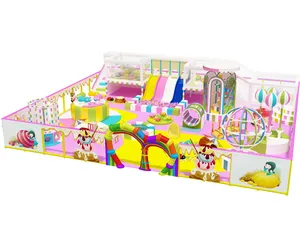 Pastelové vnitřní hřiště s více skluzavkami a hravými zónami