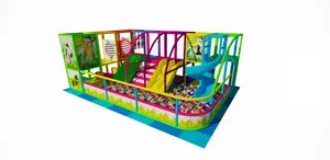 Barevné dětské hřiště se skluzavkami, otevřeným tobogánem a míčkovou zónou