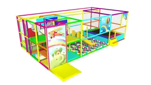 Barevné vnitřní hřiště se skluzavkou, trampolínou a tunelem