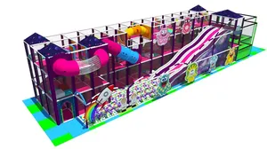 Vnitřní hřiště s velkou skluzavkou, tunely a trampolínovou zónou