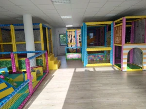 Dětské centrum s vnitřním hřištěm a kavárnou v Praze