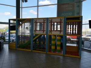 Dětské hřiště v AAA Auto Brno rozšiřuje moderní zákaznickou zónu o prostor pro děti