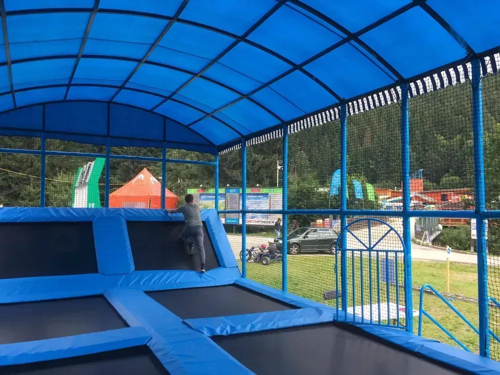 Venkovní trampolínové hřiště se sedlovou střechou pro exteriérové využití
