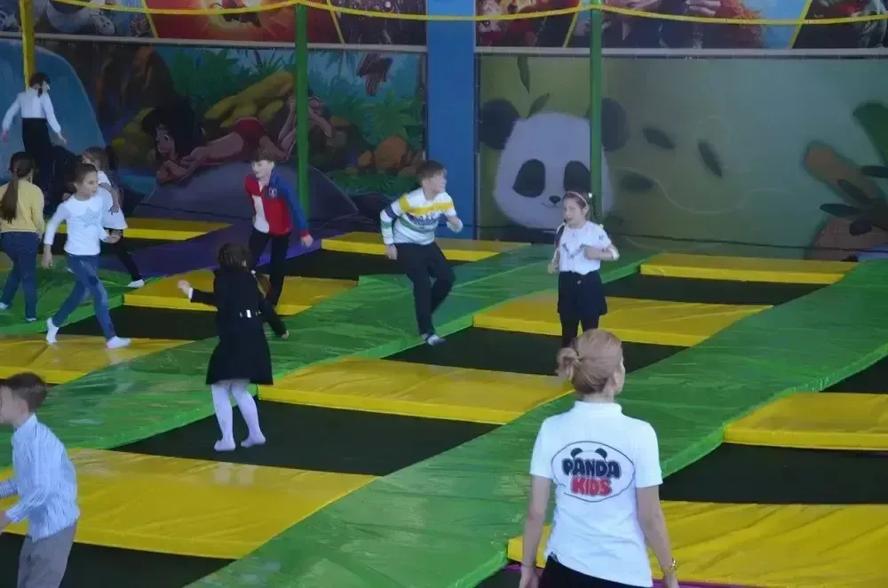 Indoor trampolínová zóna s herními prvky pro dětská centra