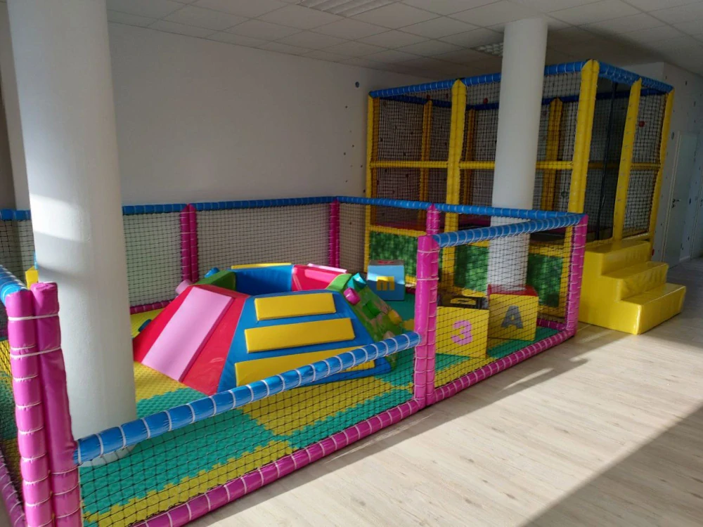 Dětské centrum s vnitřním hřištěm a kavárnou v Praze