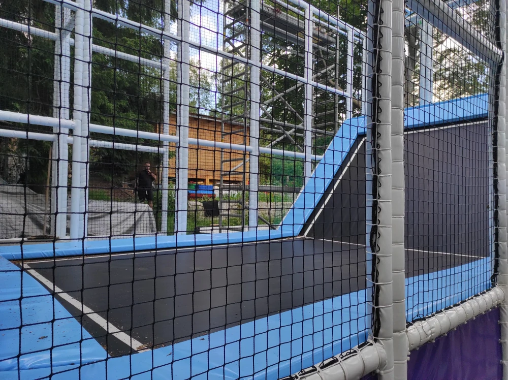 Venkovní trampolínové hřiště v dětském centru v Liberci