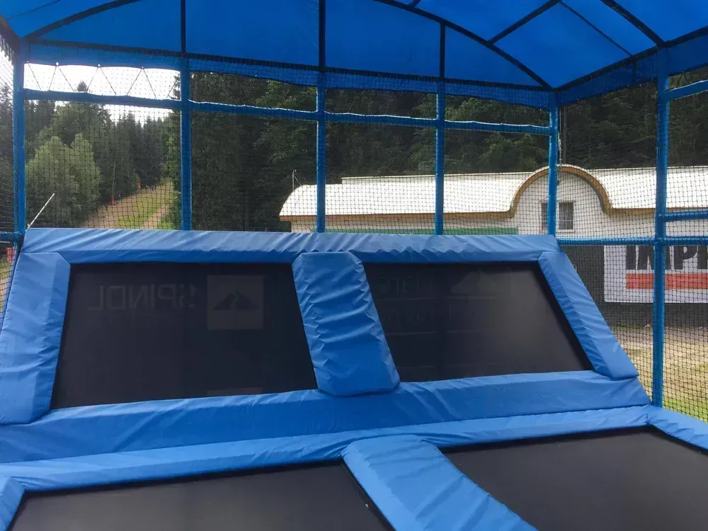 Venkovní trampolínové hřiště se sedlovou střechou pro exteriérové využití
