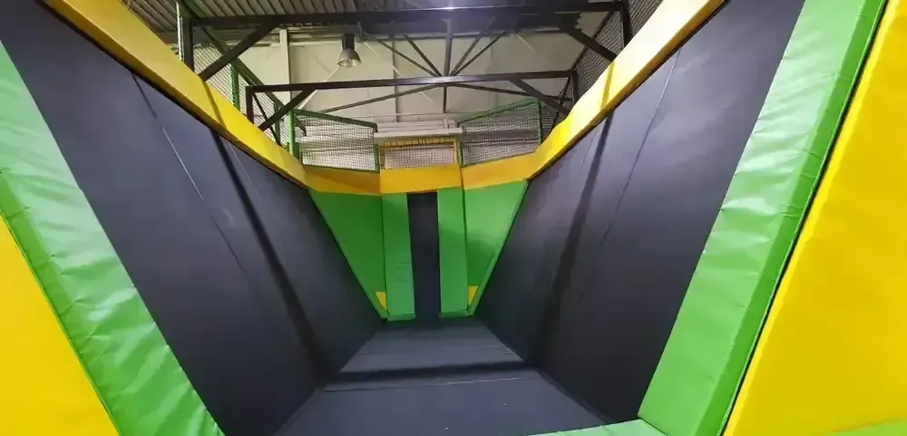 Indoor trampolínová zóna s herními prvky pro dětská centra