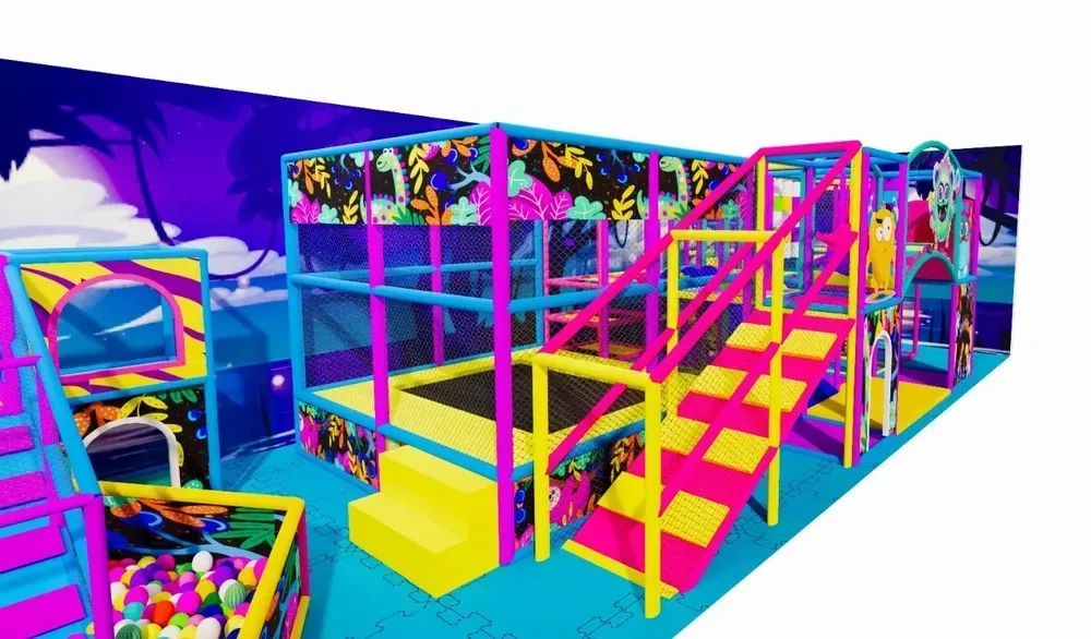 Barevné vnitřní hřiště s trampolínou, skluzavkami a kuličkovými zónami