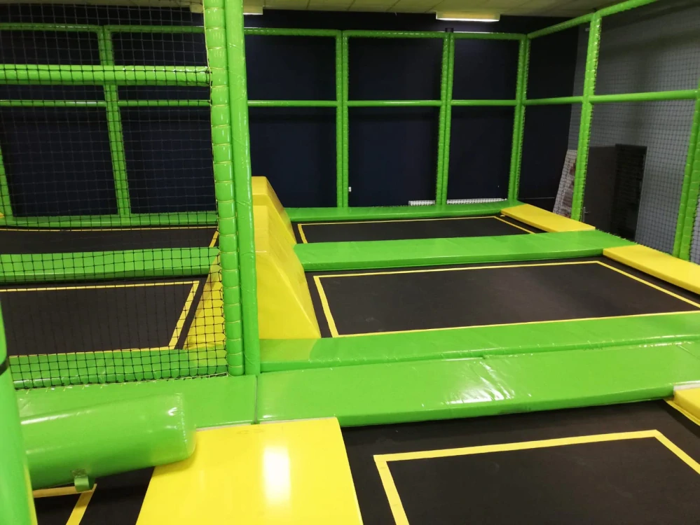 Vnitřní trampolínové hřiště v dětském centru v Sokolově