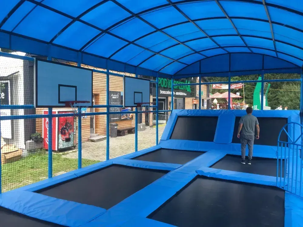 Venkovní trampolínové hřiště se sedlovou střechou pro exteriérové využití
