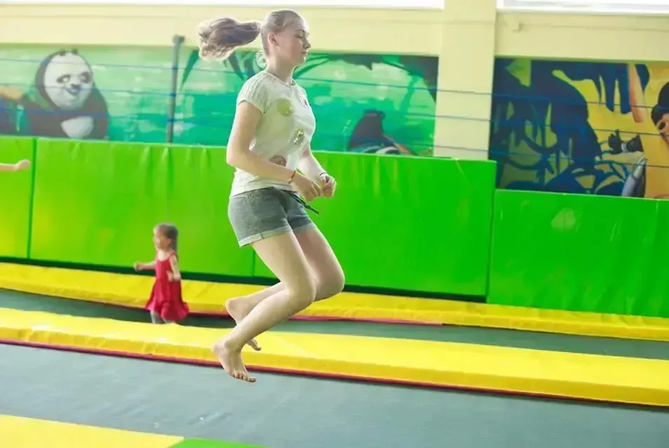 Indoor trampolínová zóna s herními prvky pro dětská centra
