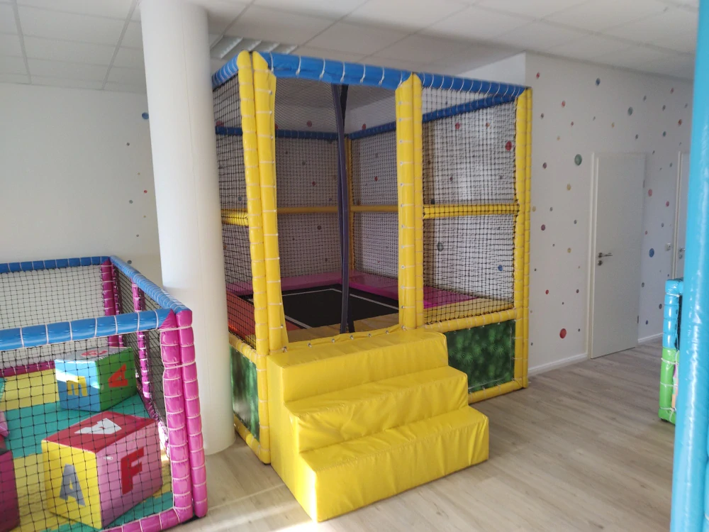 Dětské centrum s vnitřním hřištěm a kavárnou v Praze