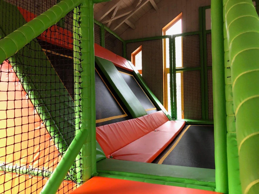 Indoor trampolínová zóna v Brně pro aktivní dětskou hru