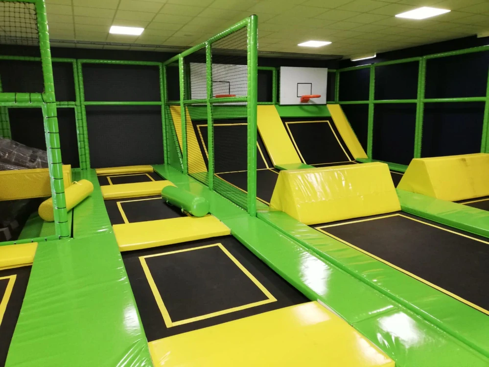 Vnitřní trampolínové hřiště v dětském centru v Sokolově