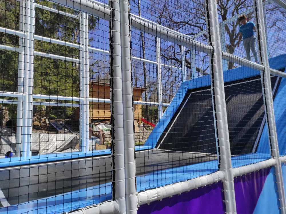 Venkovní trampolínové hřiště v dětském centru v Liberci