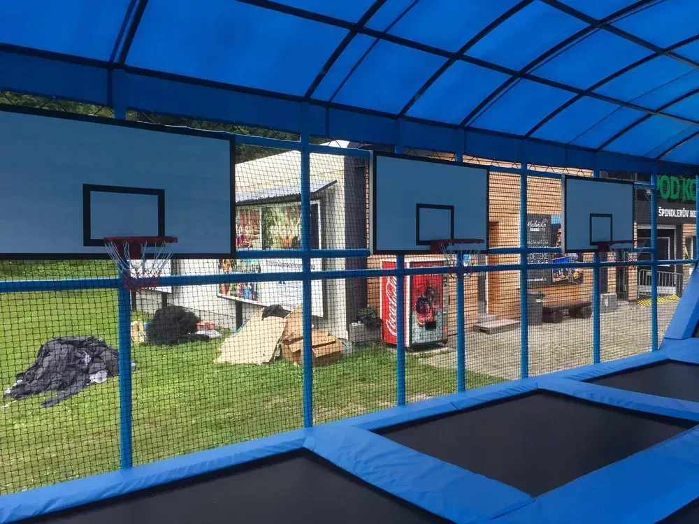 Venkovní trampolínové hřiště se sedlovou střechou pro exteriérové využití