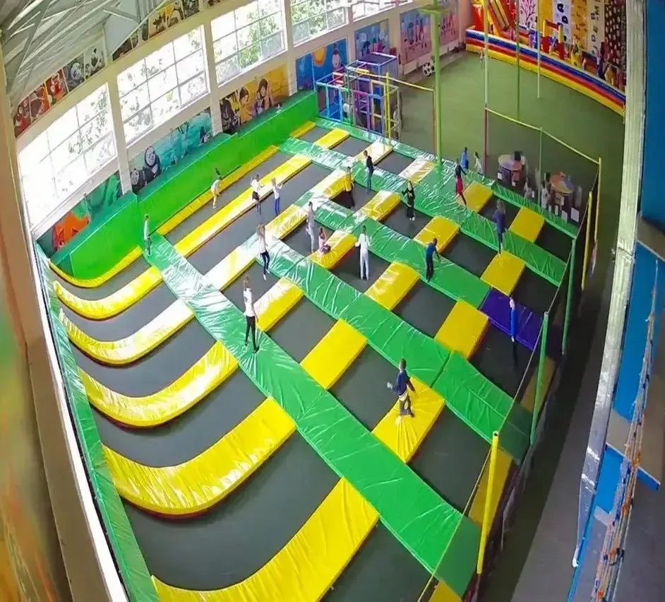 Indoor trampolínová zóna s herními prvky pro dětská centra