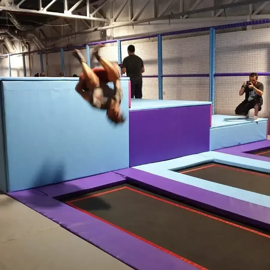 Indoor trampolínový park s lezeckou zónou pro dětská centra