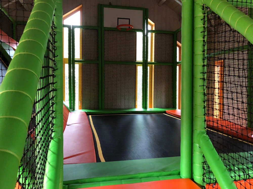 Indoor trampolínová zóna v Brně pro aktivní dětskou hru