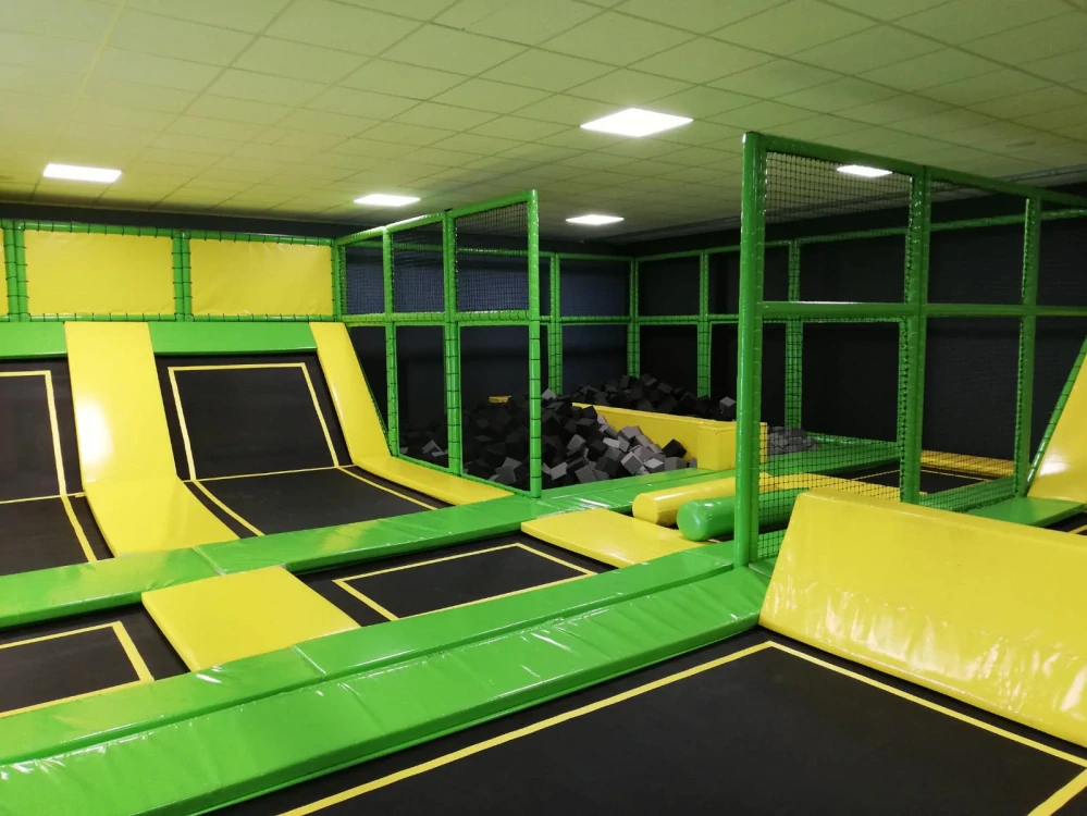 Vnitřní trampolínové hřiště v dětském centru v Sokolově