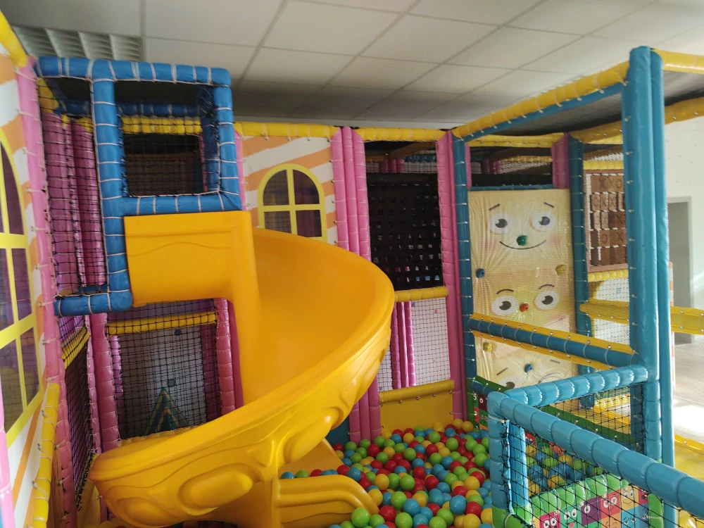 Dětské centrum s vnitřním hřištěm a kavárnou v Praze
